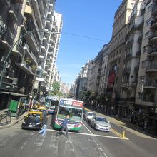 普通の通りはこれくらいの広さです。一方通行4車線。