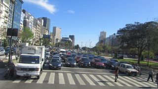 とにかく広い道路です。世界で一番広いとタクシーの運転手の言葉。