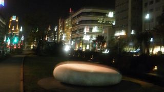 夜はライトアップされる