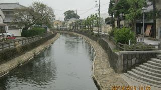 きれいな川です。街並みにとけこんでいます。