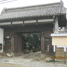 門の様子です。陣屋の石柱もあります。