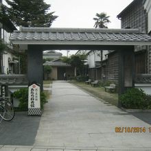 入って左手奥に入口があります。