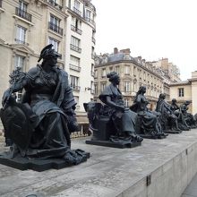 この銅像側に優先チケットの入場口があります。