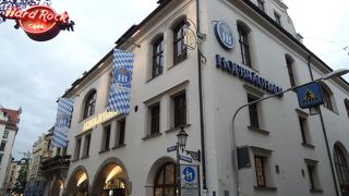 ワイワイガヤガヤ騒がしいけど一階席で地元の人と乾杯、楽しいです。