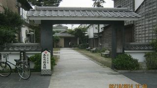 呉服商の蔵を改修しています。