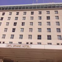 長良川を見下ろすように立つ、立派なホテルです。