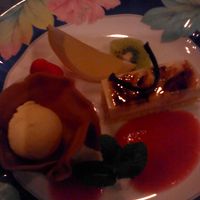 洋食コースのデザート。アイスクリーム、フルーツ、ケーキなど。