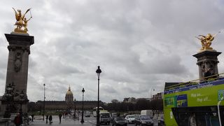 アレクサンドル3世橋は必見。