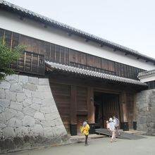 出直しは「南大手門」から、この「西大手門」を入りました