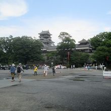 「西大手門」をくぐると、目の前には「宇土櫓」が見えます