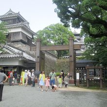 「宇土櫓」脇の「頬当御門」、ここから先は有料ゾーンです 