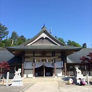 西日本最高峰石鎚山を神体山とする神社で、山麓に鎮座する本社（口之宮）、山腹の成就社（中宮）と土小屋遙拝殿、山頂の頂上社の4社の総称です。