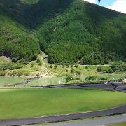 日によって色が違う湖水面。ダム湖の横は楽しい公園