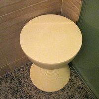 バスルームの洗い場スペースには椅子が用意されています