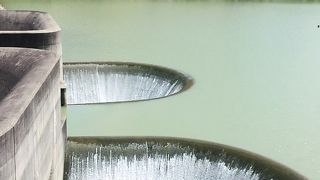 まるでブラックホール！珍しい洪水吐のダム