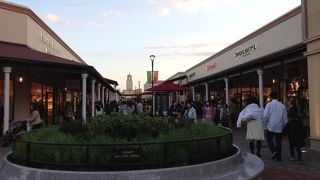 ディズニーストアのアウトレットショップがあります。