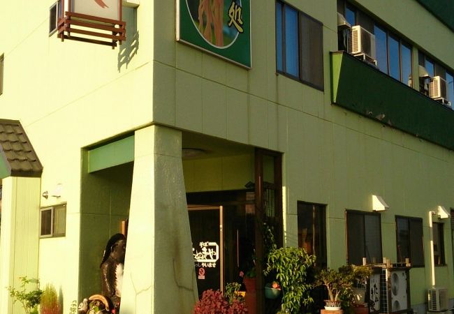 ボリューム満点、ソバ定食がおすすめ。