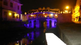 夜は色々な色にライトアップされます