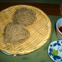 凌ぎはご主人お手製の蕎麦粉100%手打ち蕎麦。