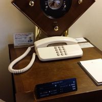 古めかしいサイドデスク