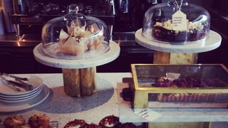 濃くて美味しいアイスカフェラテと美味しいデザート