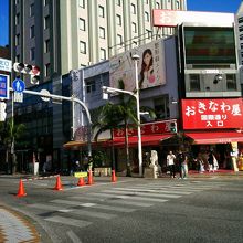 県庁東側の国際通りにて