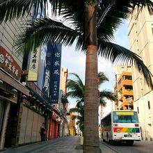 午前中の国際通りにて