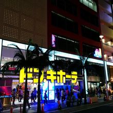 夜間の国際通りにて