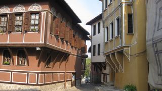 2階が張り出した大富豪の屋敷