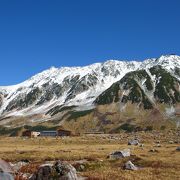 室堂平からは立山三山、浄土山などの山が見渡せます。