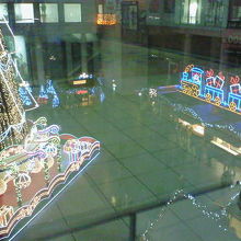 クリスマスイベント中でスカイビルのそばでお祭り中でした。