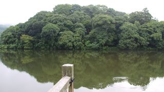 ４墓の陪塚を持つ古代の大王のお墓です。