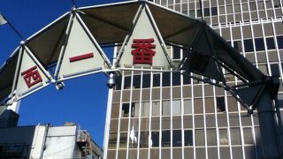 夜は大勢の人で賑やか