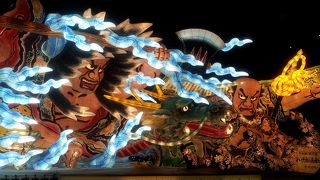 迫力あるねぶたが近くで見れます。