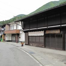 独特の屋根が迫る