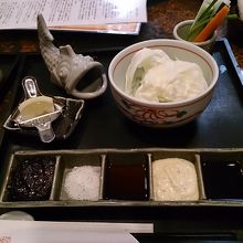 セットには野菜スティックが付いています。