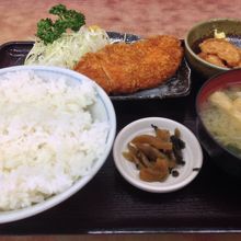 チーズ入りチキンカツ定食です！