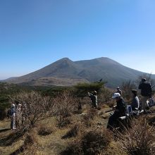 ２湖パノラマ展望台で休む人々。