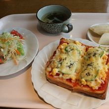 朝食のピザ定食(笑)