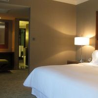 ベッドルーム…奥にはバスルームがあります