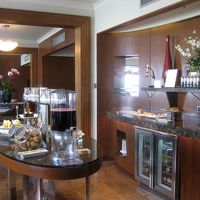 クラブラウンジのビュッフェ台です