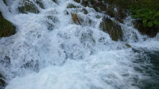 雄大なプリトヴィッツェ湖群国立公園