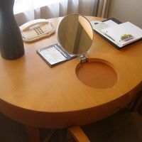 デスクは小さく仕事には不向きですが、化粧台を兼ねていました