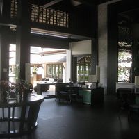 昼間は自然光のみのロビー