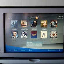 機内エンタメの選択肢は多く、個別スクリーンで楽しめました。