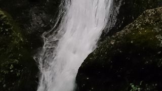 大滝に続く滝です