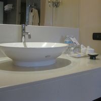 バスルームも広いのですが、ちょっと殺風景