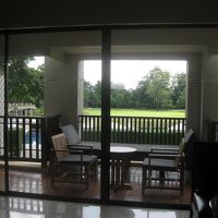 カーテンを開ければ、デイベッド付の大きなバルコニー