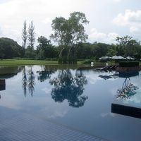 ラグーンと芝生に囲まれた美しいプール