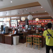 食堂エリア、右にファミマ